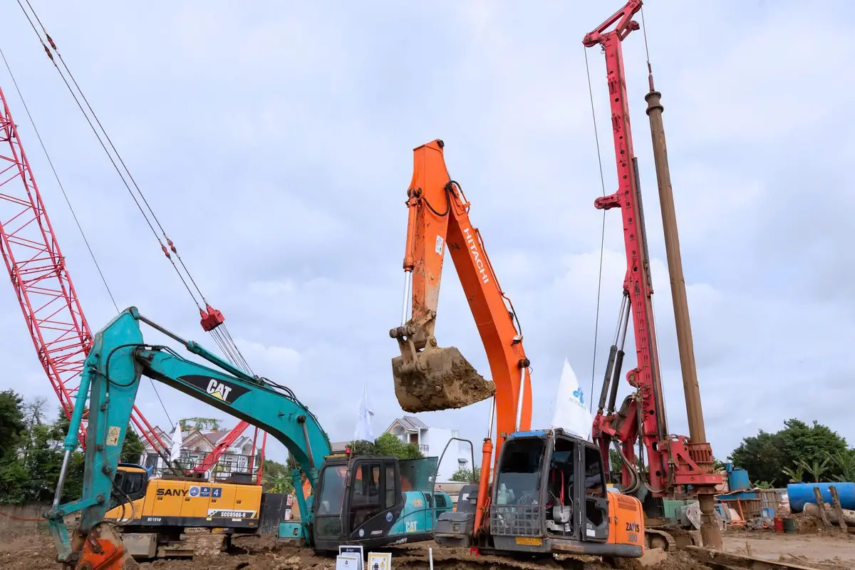 Máy móc xây dựng tại công trường ven sông ngày 09/09/2026