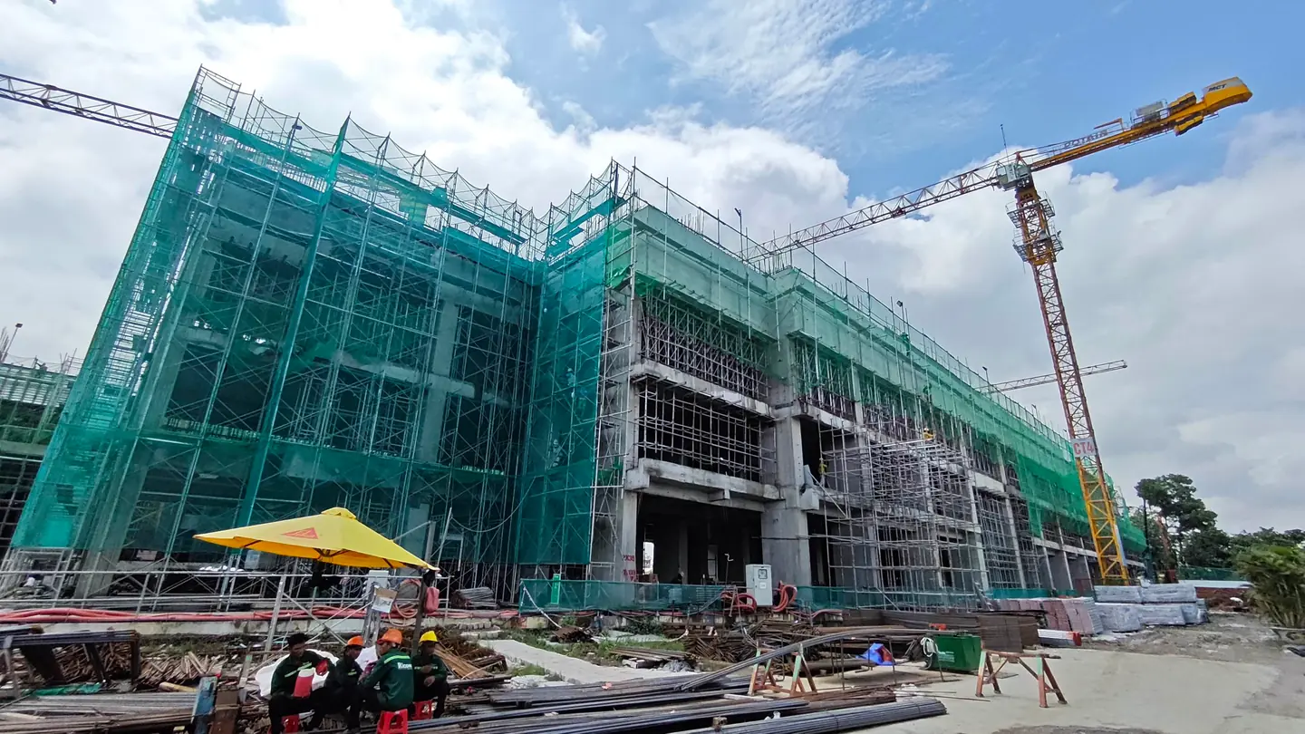 Mặt ngoài khối đế và hoạt động công trường tháng 9/2026