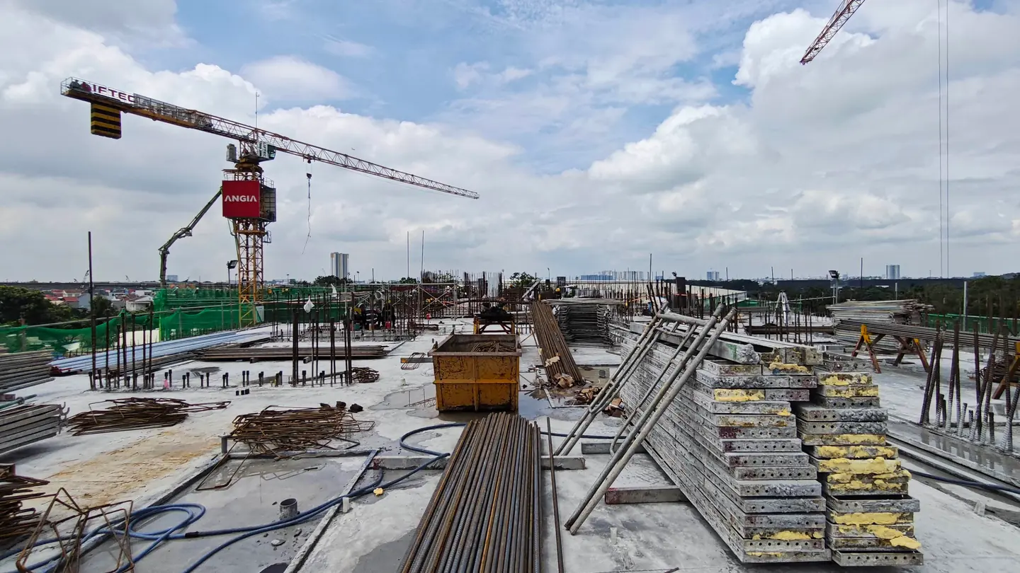 Mặt sàn bê tông và cốp pha nhôm tại công trường tháng 9/2026