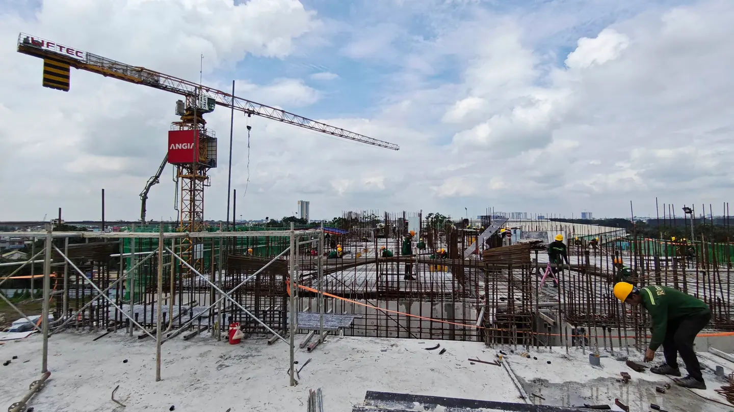 Thi công cốt thép sàn tại tháp trong bộ ảnh tháng 9/2026