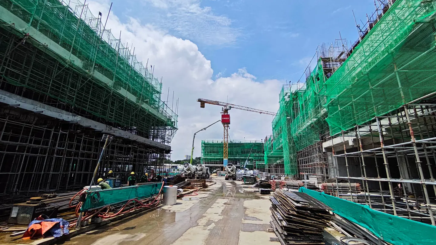 Trục giữa hai tháp và cần cẩu trong bộ ảnh công trường tháng 9/2026